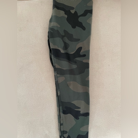 Aritzia TNA Camo Leggings - Picture 5 of 6